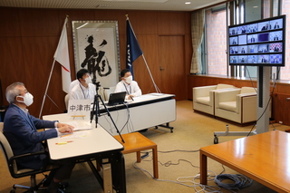 オンライン会議の様子（奥塚市長は写真左）