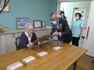 お祝いの言葉を伝える奥塚市長