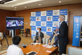 お礼の言葉を伝える奥塚市長