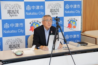 意見を述べる奥塚市長