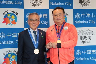 記念写真（奥塚市長は写真左）