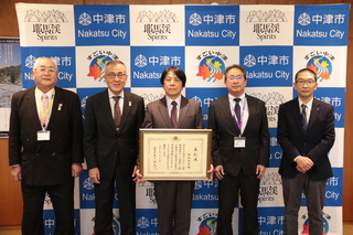 集合写真（写真左から2人目が奥塚市長、3人目が西畑さん）