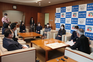 歓談の様子（奥塚市長は写真右）