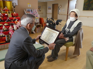 お祝い状を渡す奥塚市長