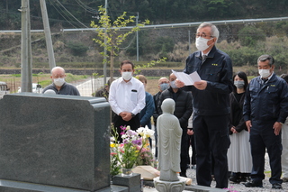 参拝する奥塚市長