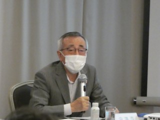 発言する奥塚市長