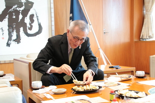 試食する奥塚市長