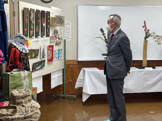 作品を鑑賞する奥塚市長