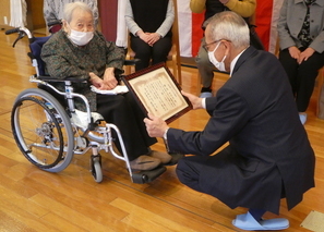 お祝い状を渡す奥塚市長