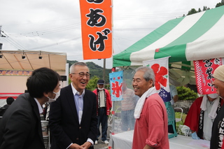 出店者と会話する市長