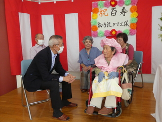 歓談する御手洗さんと奥塚市長