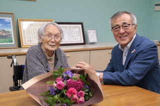 市内最高齢者と奥塚市長