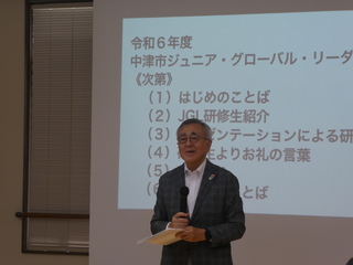 あいさつする奥塚市長