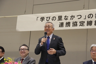 あいさつする奥塚市長