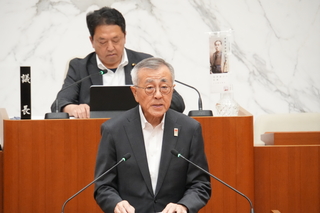 行政報告する奥塚市長 行政報告する奥塚市長