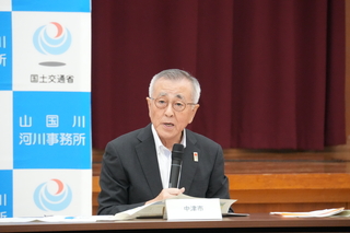 発言する奥塚市長