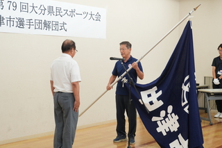 団旗返納の様子 団旗返納の様子