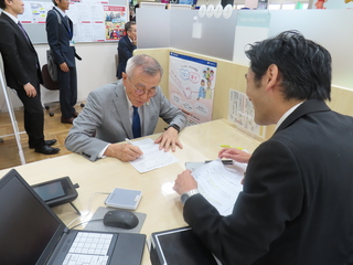 デモンストレーションを行う奥塚市長 デモンストレーションを行う奥塚市長
