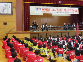 あいさつする奥塚市長